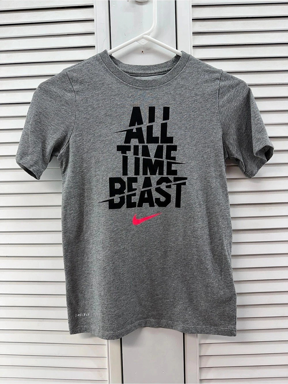Nike Boys size M Dri-FIT All Time Beast Graphic Tee Gray Medium brand new